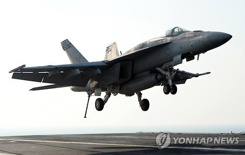 항공모함에 착륙하는 미국 해군의 F/A-18 전투기[연합뉴스 자료 사진]